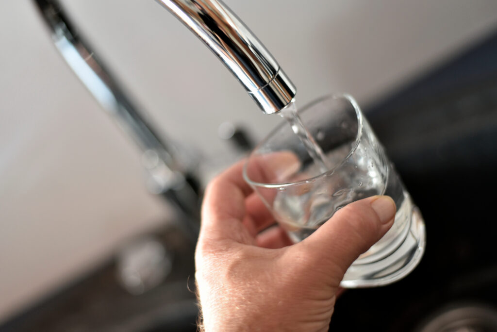 boire un verre d'eau du robinet boire un verre d'eau du robinet
